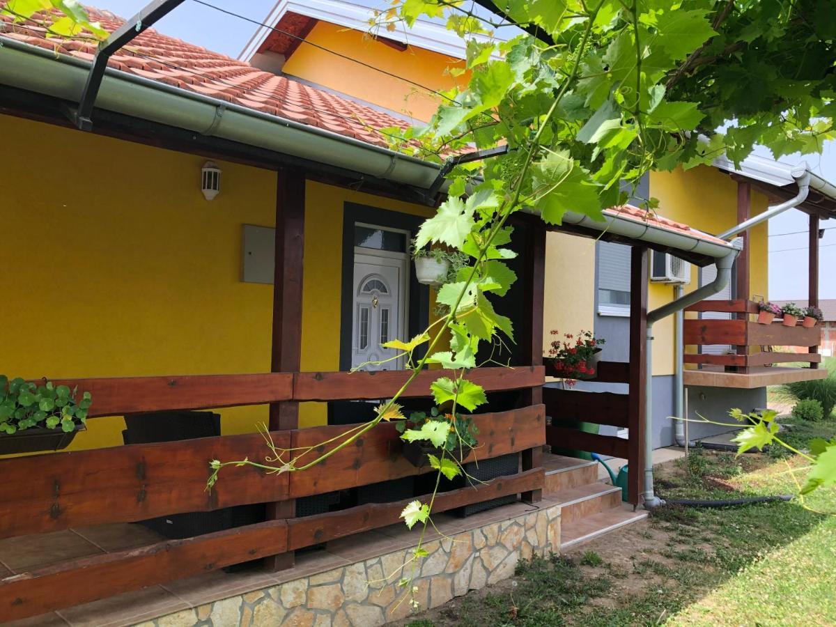 Апартаменти Lux Hus Novi Sad Veternik Екстер'єр фото